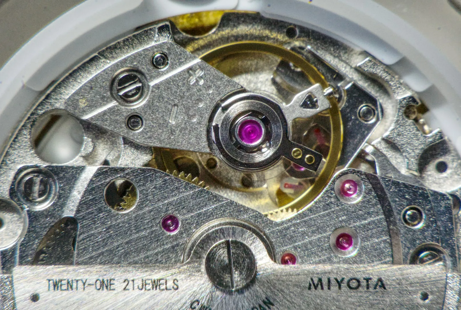 Gros plan d’un mouvement automatique Miyota à 21 rubis